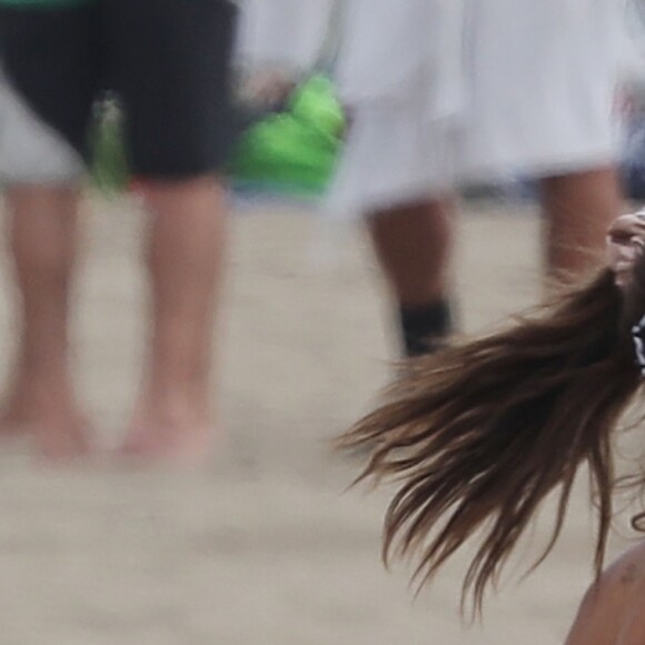 Alessandra Ambrosio, journée à la plage entre amis! La mannequin brésilienne et son compagnon jouent au volleyball avec leurs amis, et batifolent dans le sable avant de rentrer à vélo. Santa Monica le 2 septembre 2019.02/09/2019 - Santa Monica