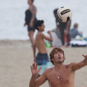 Nicolo Oddi, journée à la plage entre amis! La mannequin brésilienne et son compagnon jouent au volleyball avec leurs amis, et batifolent dans le sable avant de rentrer à vélo. Santa Monica le 2 septembre 2019.02/09/2019 - Santa Monica