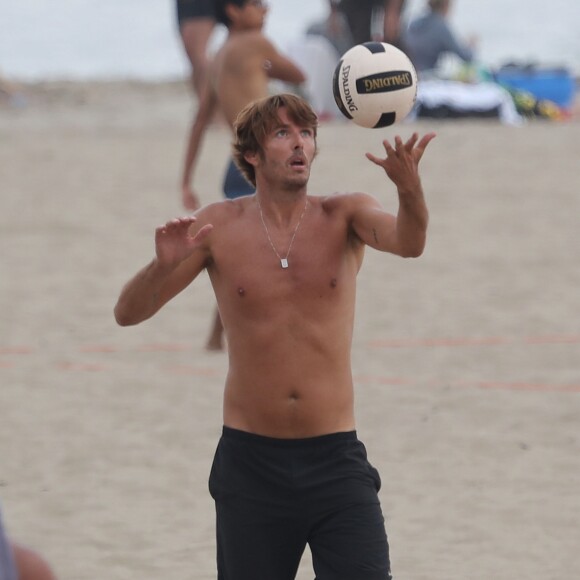 Nicolo Oddi, journée à la plage entre amis! La mannequin brésilienne et son compagnon jouent au volleyball avec leurs amis, et batifolent dans le sable avant de rentrer à vélo. Santa Monica le 2 septembre 2019.02/09/2019 - Santa Monica