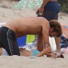 Alessandra Ambrosio et son compagnon Nicolo Oddi, journée à la plage entre amis! La mannequin brésilienne et son compagnon jouent au volleyball avec leurs amis, et batifolent dans le sable avant de rentrer à vélo. Santa Monica le 2 septembre 2019.02/09/2019 - Santa Monica