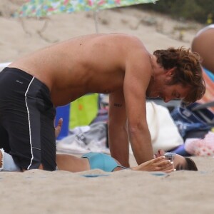 Alessandra Ambrosio et son compagnon Nicolo Oddi, journée à la plage entre amis! La mannequin brésilienne et son compagnon jouent au volleyball avec leurs amis, et batifolent dans le sable avant de rentrer à vélo. Santa Monica le 2 septembre 2019.02/09/2019 - Santa Monica