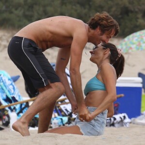 Alessandra Ambrosio et son compagnon Nicolo Oddi, journée à la plage entre amis! La mannequin brésilienne et son compagnon jouent au volleyball avec leurs amis, et batifolent dans le sable avant de rentrer à vélo. Santa Monica le 2 septembre 2019.02/09/2019 - Santa Monica