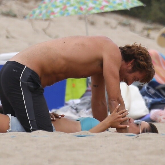 Alessandra Ambrosio et son compagnon Nicolo Oddi, journée à la plage entre amis! La mannequin brésilienne et son compagnon jouent au volleyball avec leurs amis, et batifolent dans le sable avant de rentrer à vélo. Santa Monica le 2 septembre 2019.02/09/2019 - Santa Monica