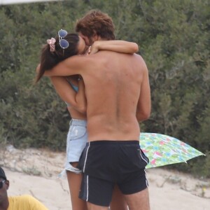 Alessandra Ambrosio et son compagnon Nicolo Oddi, journée à la plage entre amis! La mannequin brésilienne et son compagnon jouent au volleyball avec leurs amis, et batifolent dans le sable avant de rentrer à vélo. Santa Monica le 2 septembre 2019.02/09/2019 - Santa Monica