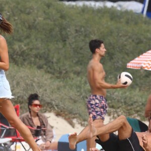 Alessandra Ambrosio et son compagnon Nicolo Oddi, journée à la plage entre amis! La mannequin brésilienne et son compagnon jouent au volleyball avec leurs amis, et batifolent dans le sable avant de rentrer à vélo. Santa Monica le 2 septembre 2019.02/09/2019 - Santa Monica