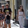 Alessandra Ambrosio se balade avec sa fille Anja et son compagnon Nicolo Oddi dans le quartier de Santa Monica à Los Angeles. La petite Anja porte des tresses mauves. Le 2 septembre 2019
