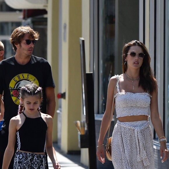 Alessandra Ambrosio se balade avec sa fille Anja et son compagnon Nicolo Oddi dans le quartier de Santa Monica à Los Angeles. La petite Anja porte des tresses mauves. Le 2 septembre 2019