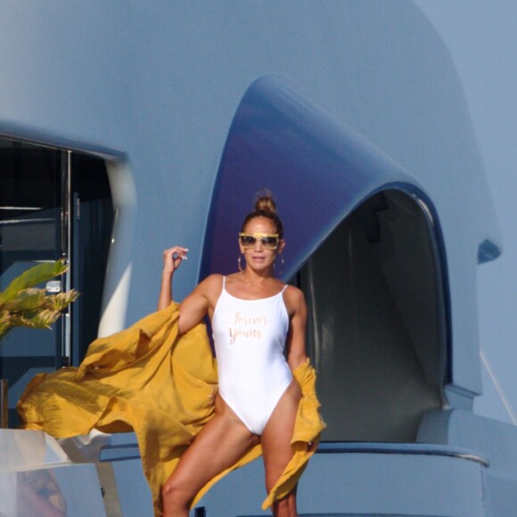 Jennifer Lopez pose pour un shooting photo au dessus du vide sur un plongeoir sur le pont de son yacht au large de Saint-Tropez le 3 septembre 2019.