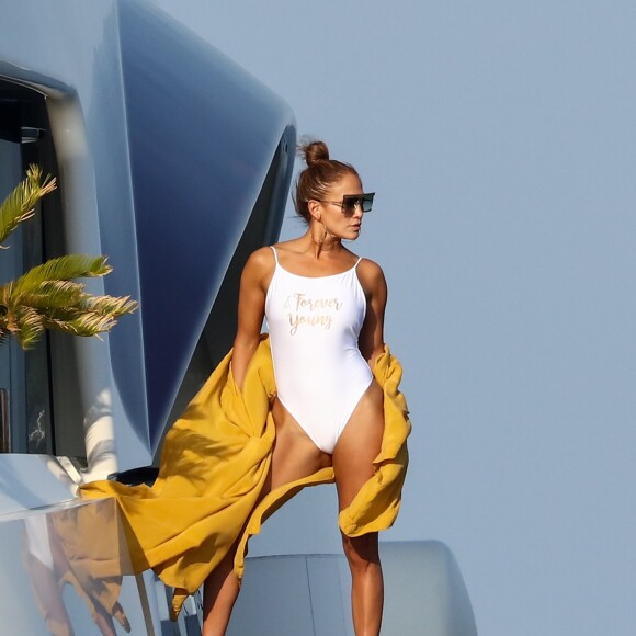 Jennifer Lopez pose pour un shooting photo au dessus du vide sur un plongeoir sur le pont de son yacht au large de Saint-Tropez le 3 septembre 2019.