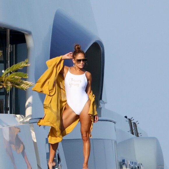 Jennifer Lopez pose pour un shooting photo au dessus du vide sur un plongeoir sur le pont de son yacht au large de Saint-Tropez le 3 septembre 2019.