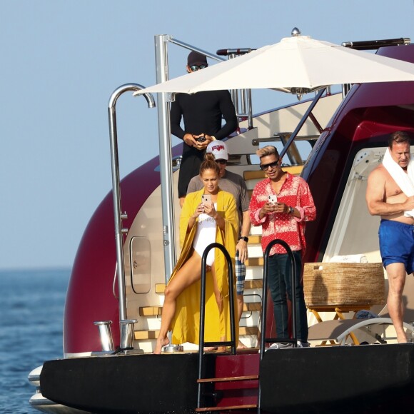 Jennifer Lopez profite de son yacht au large de Saint-Tropez le 3 septembre 2019.