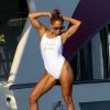Jennifer Lopez pose pour un shooting photo au dessus du vide sur un plongeoir sur le pont de son yacht au large de Saint-Tropez le 3 septembre 2019.