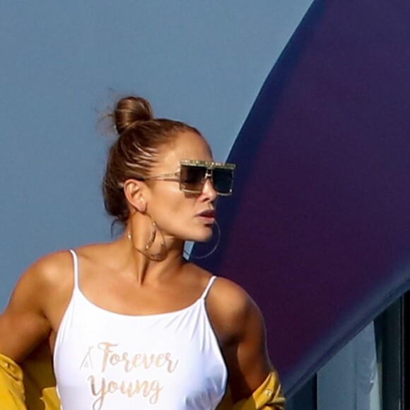 Jennifer Lopez pose pour un shooting photo au dessus du vide sur un plongeoir sur le pont de son yacht au large de Saint-Tropez le 3 septembre 2019.