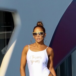 Jennifer Lopez pose pour un shooting photo au dessus du vide sur un plongeoir sur le pont de son yacht au large de Saint-Tropez le 3 septembre 2019.