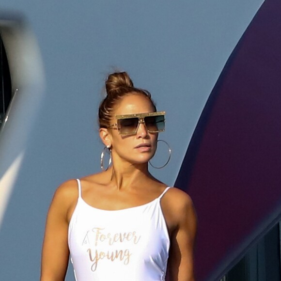 Jennifer Lopez pose pour un shooting photo au dessus du vide sur un plongeoir sur le pont de son yacht au large de Saint-Tropez le 3 septembre 2019.