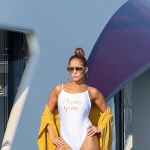 Jennifer Lopez pose pour un shooting photo au dessus du vide sur un plongeoir sur le pont de son yacht au large de Saint-Tropez le 3 septembre 2019.