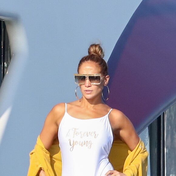 Jennifer Lopez pose pour un shooting photo au dessus du vide sur un plongeoir sur le pont de son yacht au large de Saint-Tropez le 3 septembre 2019.