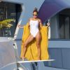 Jennifer Lopez pose pour un shooting photo au dessus du vide sur un plongeoir sur le pont de son yacht au large de Saint-Tropez le 3 septembre 2019.