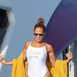 Jennifer Lopez pose pour un shooting photo au dessus du vide sur un plongeoir sur le pont de son yacht au large de Saint-Tropez le 3 septembre 2019.