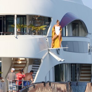 Jennifer Lopez pose pour un shooting photo au dessus du vide sur un plongeoir sur le pont de son yacht au large de Saint-Tropez le 3 septembre 2019.