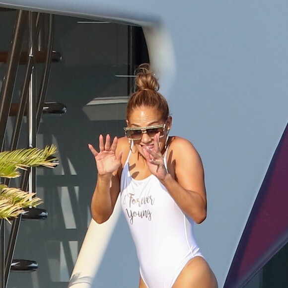 Jennifer Lopez pose pour un shooting photo au dessus du vide sur un plongeoir sur le pont de son yacht au large de Saint-Tropez le 3 septembre 2019.