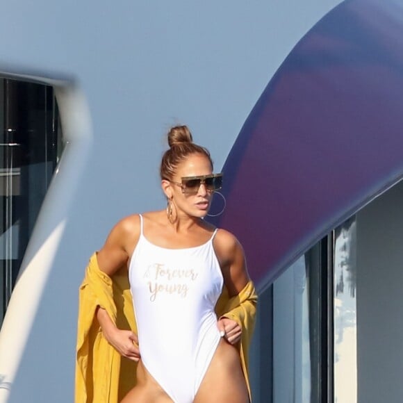 Jennifer Lopez pose pour un shooting photo au dessus du vide sur un plongeoir sur le pont de son yacht au large de Saint-Tropez le 3 septembre 2019.