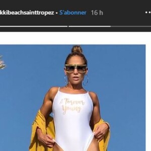 Jennifer Lopez pose avec un maillot de bain "Forever Young" près de Saint Tropez le 3 septembre 2019.