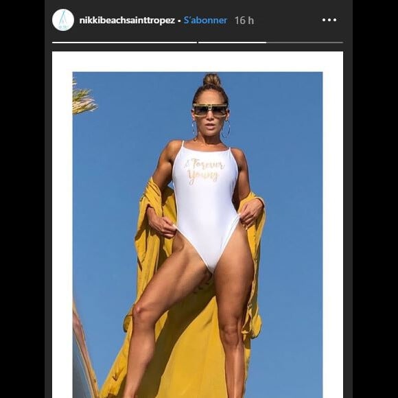 Jennifer Lopez pose avec un maillot de bain "Forever Young" près de Saint Tropez le 3 septembre 2019.