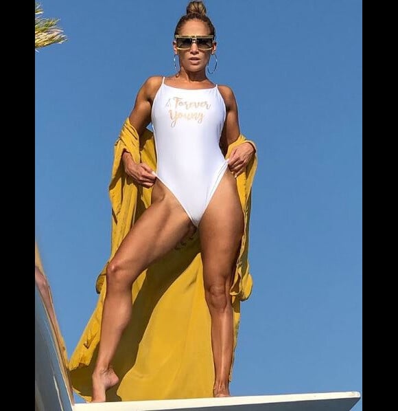 Jennifer Lopez pose avec un maillot de bain "Forever Young" près de Saint Tropez le 3 septembre 2019.