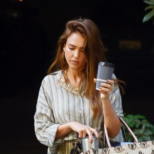 Exclusif - Jessica Alba porte un sac tote Christian Dior en balade dans les rues de Los Angeles, le 27 août 2019