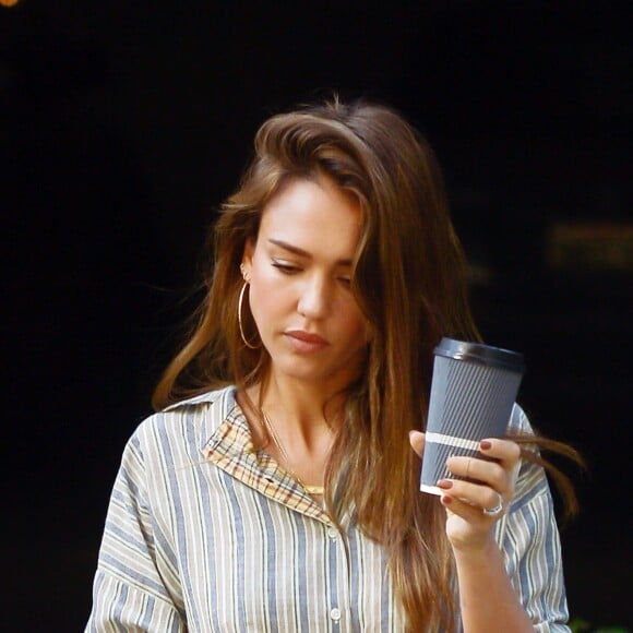 Exclusif - Jessica Alba porte un sac tote Christian Dior en balade dans les rues de Los Angeles, le 27 août 2019