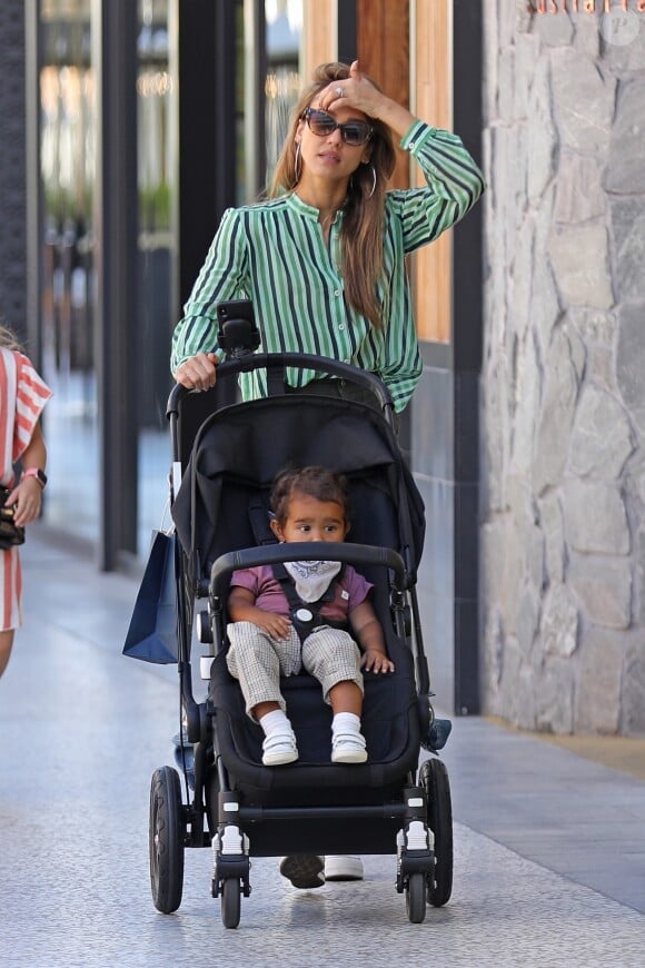 Exclusif - Jessica Alba est allée faire du shopping avec ses enfants Hayes, H.Marie et H.Garner au centre commercial Westfield Century City à Los Angeles, le 13 août 2019.