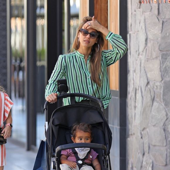 Exclusif - Jessica Alba est allée faire du shopping avec ses enfants Hayes, H.Marie et H.Garner au centre commercial Westfield Century City à Los Angeles, le 13 août 2019.