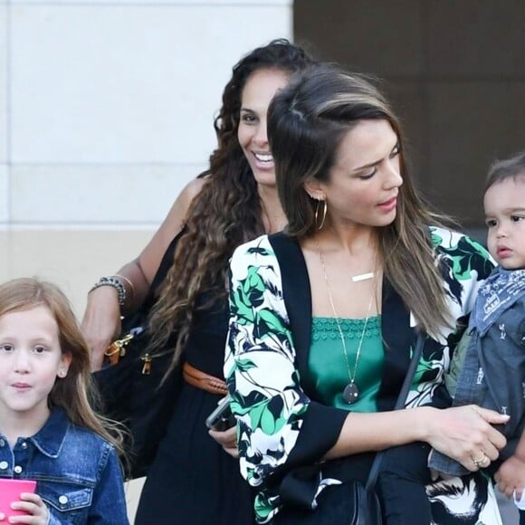 Exclusif - Jessica Alba fête l'anniversaire de sa belle-soeur Koa Jones en famille au restaurant Porta Via dans le quartier de Beverly Hills à Los Angeles. Son mari Cash Warren et ses enfants Honor, Haven et Hayes Warren sont de la partie! Le 26 juillet 2019