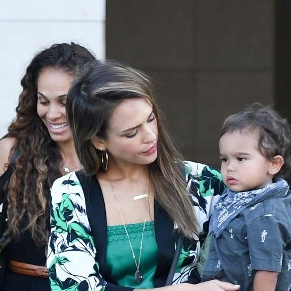 Exclusif - Jessica Alba fête l'anniversaire de sa belle-soeur Koa Jones en famille au restaurant Porta Via dans le quartier de Beverly Hills à Los Angeles. Son mari Cash Warren et ses enfants Honor, Haven et Hayes Warren sont de la partie! Le 26 juillet 2019