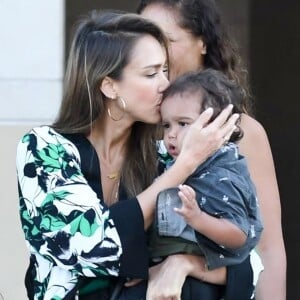 Exclusif - Jessica Alba fête l'anniversaire de sa belle-soeur Koa Jones en famille au restaurant Porta Via dans le quartier de Beverly Hills à Los Angeles. Son mari Cash Warren et ses enfants Honor, Haven et Hayes Warren sont de la partie! Le 26 juillet 2019