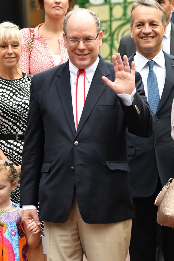 Le prince Albert II de Monaco durant le traditionnel Pique-nique des monégasques au parc princesse Antoinette à Monaco le 6 septembre 2019. Cette année, l'événement a du être légérement raccourci à cause de la pluie, la famille princière était entourée par Monseigneur Barsi, le maire de Monaco M. Georges Marsan, par leurs cousins Jean-Léonard de Massy, son fils Melchior et Mélanie De Massy. © Bruno Bebert / PRM / Bestimage