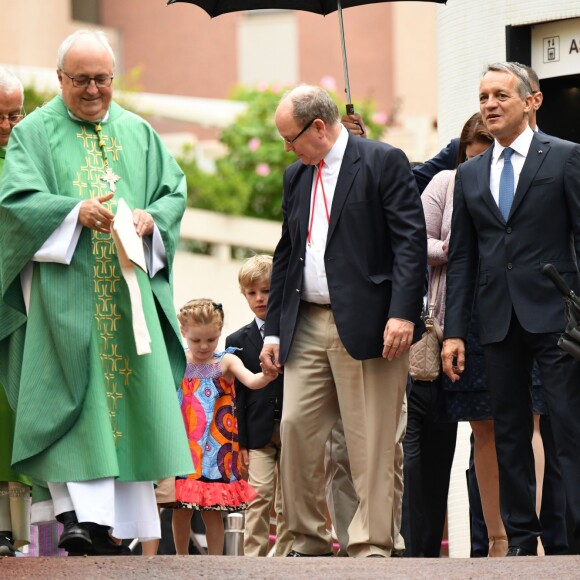 La princesse Gabriella et le prince Albert II de Monaco durant le traditionnel Pique-nique des monégasques au parc princesse Antoinette à Monaco le 6 septembre 2019. Cette année, l'événement a du être légérement raccourci à cause de la pluie, la famille princière était entourée par Monseigneur Barsi, le maire de Monaco M. Georges Marsan, par leurs cousins Jean-Léonard de Massy, son fils Melchior et Mélanie De Massy. © Bruno Bebert / PRM / Bestimage