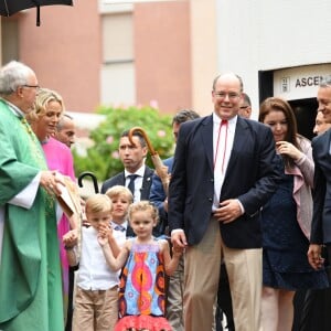 La Princesse Charlene de Monaco, le prince héréditaire Jacques, la princesse Gabriella et le prince Albert II de Monaco durant le traditionnel Pique-nique des monégasques au parc princesse Antoinette à Monaco le 6 septembre 2019. Cette année, l'événement a du être légérement raccourci à cause de la pluie, la famille princière était entourée par Monseigneur Barsi, le maire de Monaco M. Georges Marsan, par leurs cousins Jean-Léonard de Massy, son fils Melchior et Mélanie De Massy. © Bruno Bebert / PRM / Bestimage