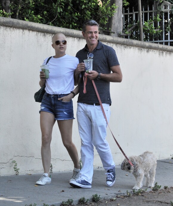 Exclusif - Selma Blair et son compagnon David Lyons se promènent avec leur chien dans les rues de Studio City. C'est la première fois que l'actrice fait une apparition publique chauve depuis l'annonce de sa sclérose en plaques. Los Angeles, le 28 août 2019.