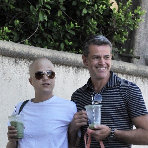 Exclusif - Selma Blair et son compagnon David Lyons se promènent avec leur chien dans les rues de Studio City. C'est la première fois que l'actrice fait une apparition publique chauve depuis l'annonce de sa sclérose en plaques. Los Angeles, le 28 août 2019.