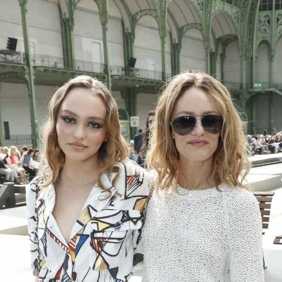 Lily-Rose Depp et sa mère Vanessa Paradis - Les célébrités au photocall du défilé "Chanel Cruise Collection 2020" au Grand Palais. Paris, le 3 mai 2019. © Olivier Borde/Bestimage