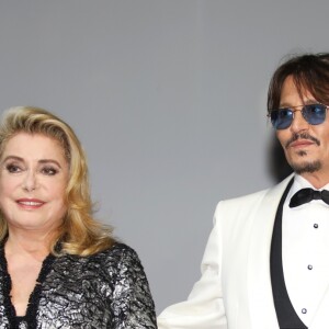 Catherine Deneuve (Présidente du jury) et Johnny Depp - Cérémonie d'hommage à l'acteur J. Depp pour l'ensemble de sa carrière juste avant la projection du film "Waiting For The Barbarians" lors du 45ème festival du Cinéma Américain de Deauville le 8 septembre 2019. © Denis Guignebourg/Bestimage