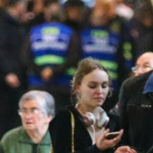 Exclusif - Vanessa Paradis vient chercher ses enfants Lily-Rose et Jack Depp à l'aéroport Roissy CDG, près de Paris le 19 mars 2017.