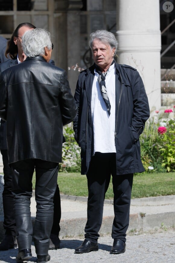 Exclusif - Hervé Vilard - Obsèques de Nancy Holloway - Arrivées des personnalités au crématorium du Père Lachaise à Paris le 6 septembre 2019.