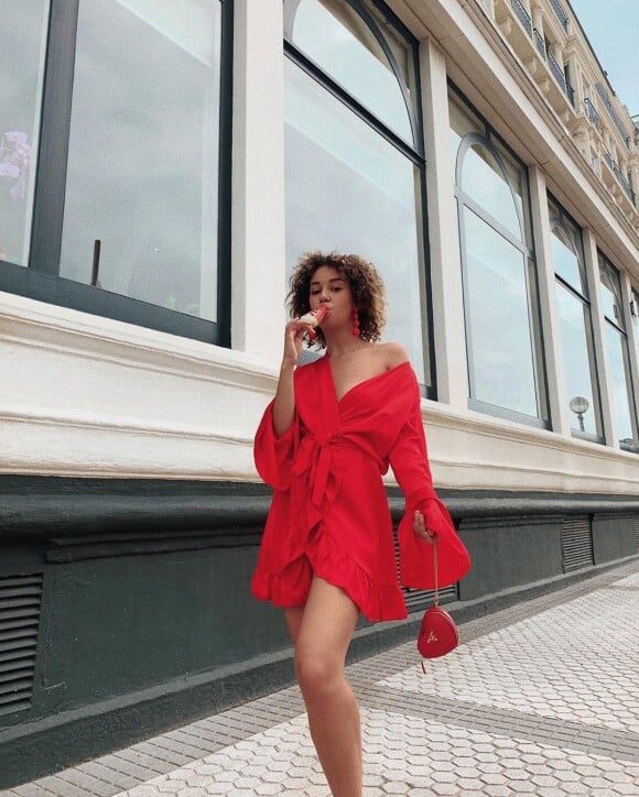 Léna Situations prend la pose sur Instagram.