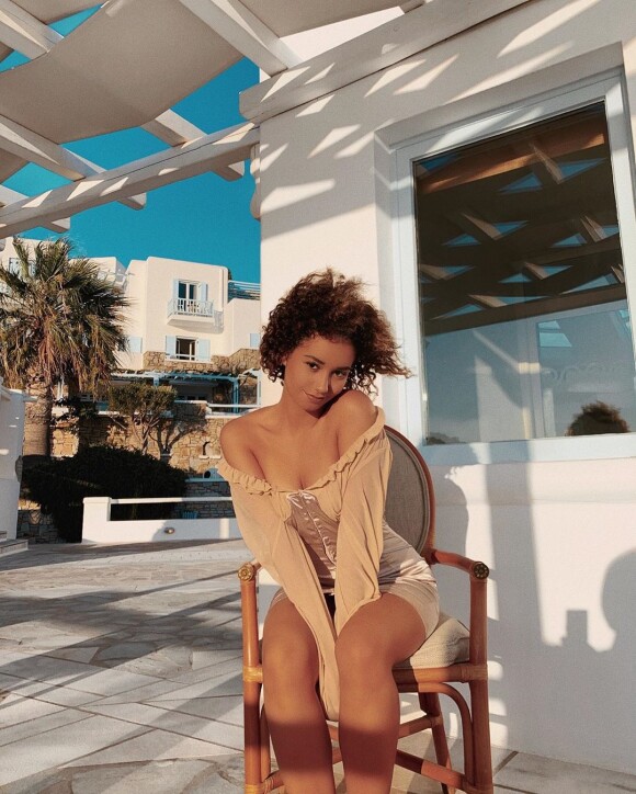 Léna Situations prend la pose sur Instagram.