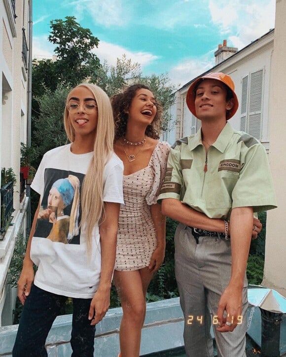 Léna Situations prend la pose sur Instagram.