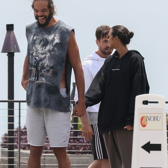 Exclusif - Joakim Noah et sa compagne Lais Ribeiro sont allés déjeuner avec des amis au restaurant Nobu dans le quartier de Malibu à Los Angeles, le 11 juin 2019.