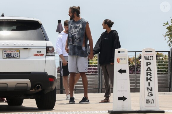 Exclusif - Joakim Noah et sa compagne Lais Ribeiro sont allés déjeuner avec des amis au restaurant Nobu dans le quartier de Malibu à Los Angeles, le 11 juin 2019.